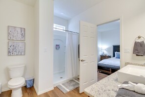 Een badkamer met toilet, douche en wastafel.
