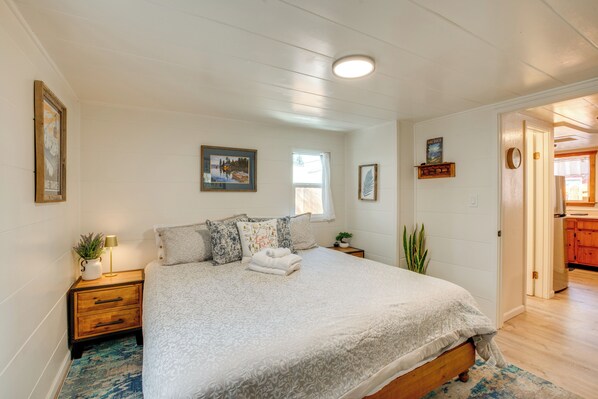 1 bedroom, desk, travel cot, Internet