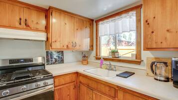 Réfrigérateur, micro-ondes, plaque de cuisson, cafetiÚre/bouilloire