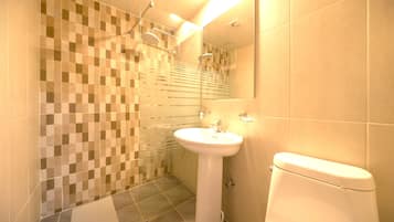 Habitación doble estándar | Baño | Batas y pantuflas