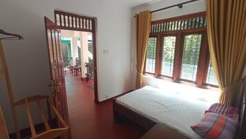 4 habitaciones, tabla de planchar con plancha, wifi y ropa de cama