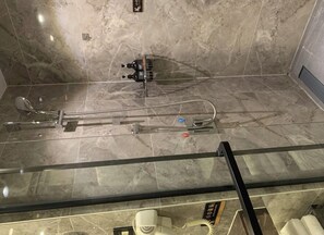 Habitación de lujo con 2 camas individuales | Baño | Regadera, amenidades de baño gratuitas, secadora de cabello, toallas