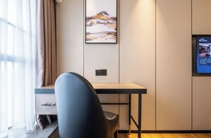 Tomannsrom – superior | Skrivebord for bærbar PC og wi-fi (inkludert)