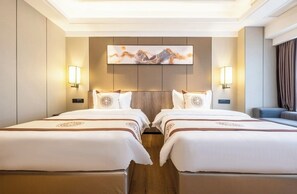 Habitación de lujo con 2 camas individuales | Espacio para trabajar con laptop y wifi gratis