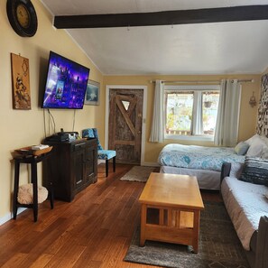 1 bedroom, desk, iron/ironing board, WiFi - Longer the stay, the bigger the discount (Clearlake)