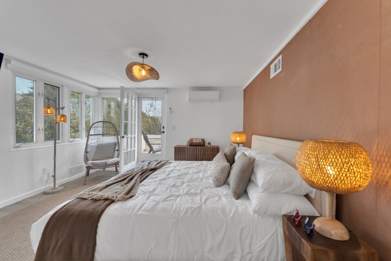 7 bedrooms, desk, iron/ironing board, travel crib