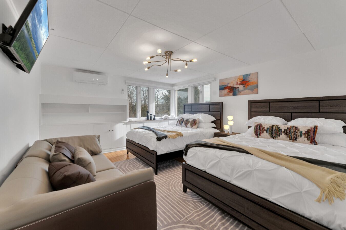 7 chambres, bureau, fer et planche à repasser, lit parapluie