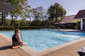 Una piscina al aire libre, una piscina climatizada