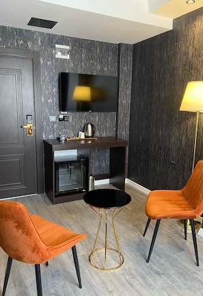 Grand Suite, Courtyard View | 1 bedroom, premium bedding, minibar, desk