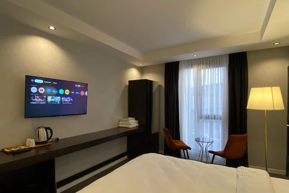 1 bedroom, premium bedding, minibar, desk