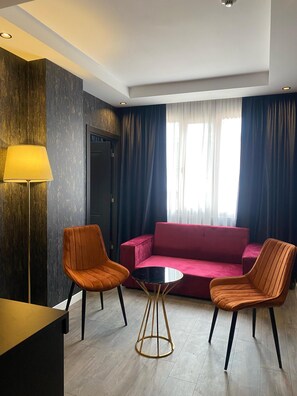 Grand suite, uitzicht op de binnenplaats | Luxe beddengoed, een minibar, een bureau, een laptopwerkplek