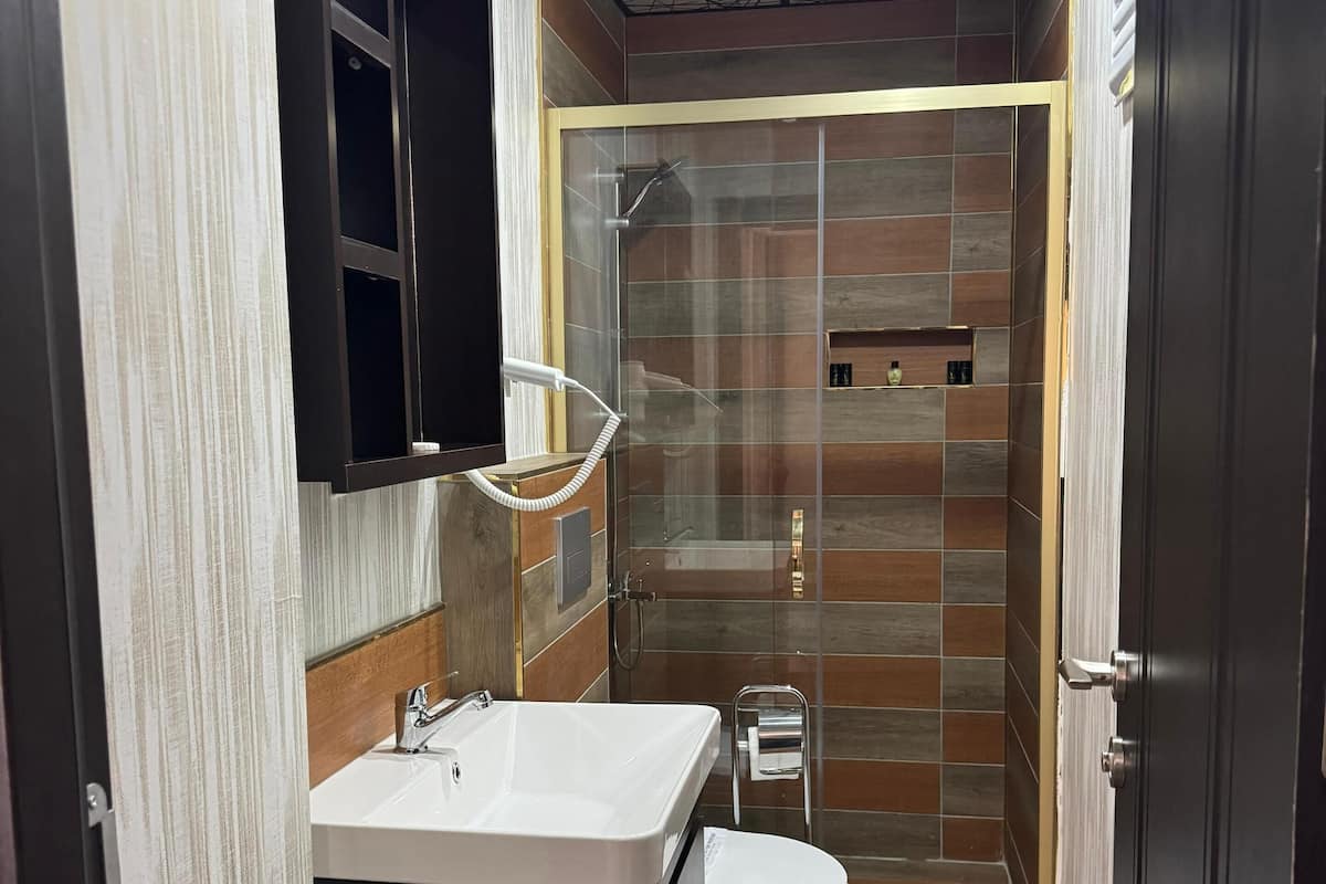 Luxury-Dreibettzimmer, Blick auf den Innenhof | Badezimmer | Kostenlose Toilettenartikel, Haartrockner, Handtücher, Seife