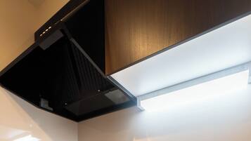 Habitación doble superior, para no fumadores | Cocina privada | Refrigerador, microondas, parrilla de estufa y tetera eléctrica