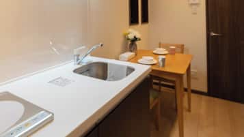 Habitación doble superior, para no fumadores | Cocina privada | Refrigerador, microondas, parrilla de estufa y tetera eléctrica