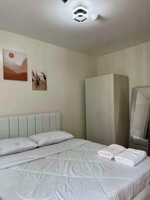 2 bedrooms, desk, free WiFi, bed sheets - Vin's Place Staycation near Davao Airport/Samal Ferry (Davao City)