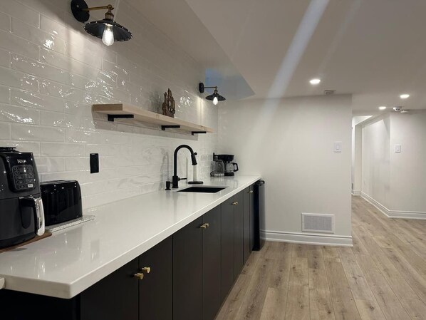 Private kitchen - Cozy studio in wonderful Oakville (Oakville)