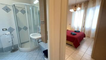 Doccia, asciugacapelli, bidet, shampoo
