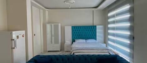 Basic Apartment, 1 Bedroom, Ensuite, Mountain View | Living area