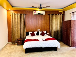 Desk, laptop workspace, free WiFi