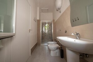 Appartamento, 1 letto matrimoniale con divano letto | Bagno | Doccia, asciugamani, carta igienica