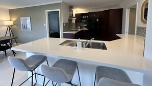 Coffee/tea maker, fridge, microwave, oven - Paradise Shores Ruakaka Beach 600m Walk to the Beach (Ruakaka)