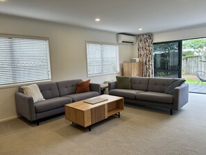 Smart-TV, Tischfußball, Bücher, Computerbildschirme