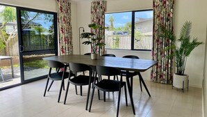 Dining - Paradise Shores Ruakaka Beach 600m Walk to the Beach (Ruakaka)