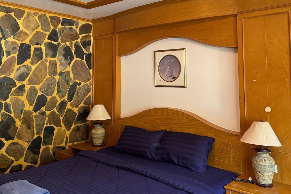Room, Mountain View | Desk