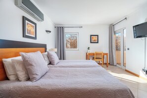 2 soverom, safe på rommet, strykejern/-brett og reiseseng for barn