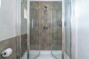 Dusche, umweltfreundliche Kosmetikartikel, Haartrockner, Bidet