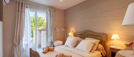 4 bedrooms, iron/ironing board, free WiFi, bed sheets