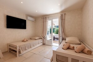 4 bedrooms, iron/ironing board, free WiFi, bed sheets