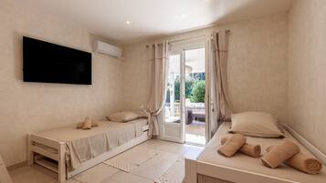 4 bedrooms, iron/ironing board, free WiFi, bed sheets