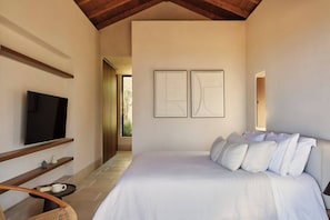 4 bedrooms, in-room safe, iron/ironing board, travel cot - Mantri Villa, a Celestial Retreat with Endless Blue (West Mani)