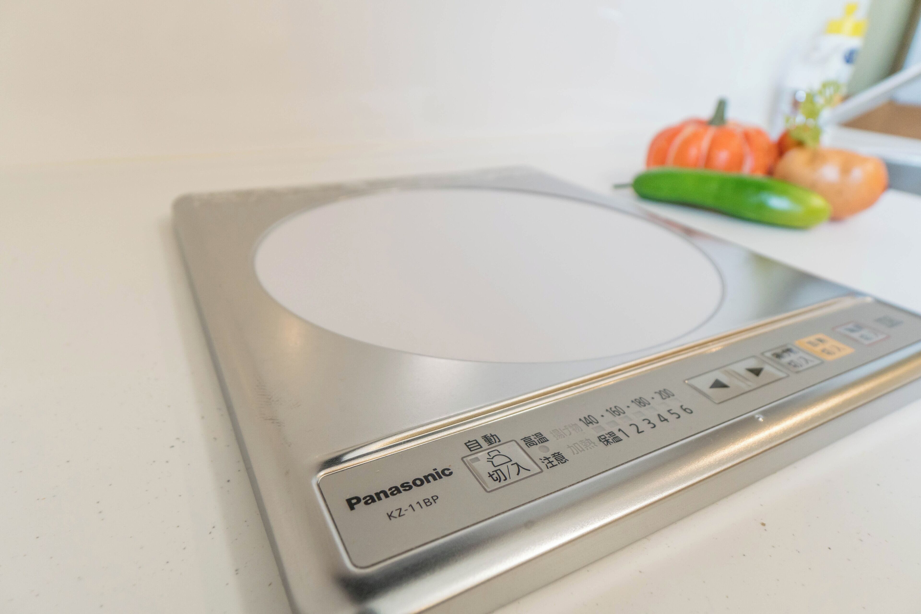 A kitchen scale with a digital display and buttons.