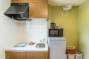 Standard Double Room, Non Smoking | Private kitchen