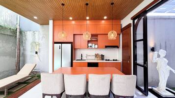 Refrigerador, microondas, placa de cocina, tetera/pava eléctrica