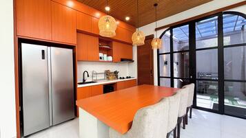 Refrigerador, microondas, placa de cocina, tetera/pava eléctrica