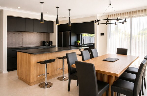 Deluxe House, Multiple Beds, Non Smoking | Dining room