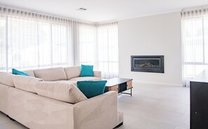 Nhà Deluxe, nhiều giường, không hút thuốc | Khu phòng khách | TV 55-inch có truyền hình kỹ thuật số 