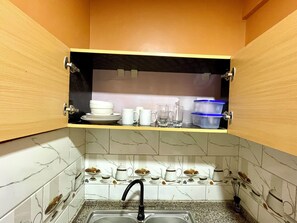 Fogão, talheres/pratos/utensílios de cozinha, especiarias