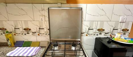 焗爐、廚房用具/餐具/器皿、香料、餐桌