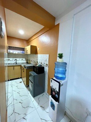 Oven, cookware/dishes/utensils, spices, dining tables