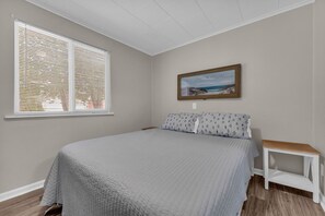 3 bedrooms, free WiFi, bed sheets, wheelchair access - 1954 Oar House - Cozy Beach Home w Beach Access! (Lexington)