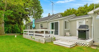 1954 Oar House - Cozy Beach Home w Beach Access!