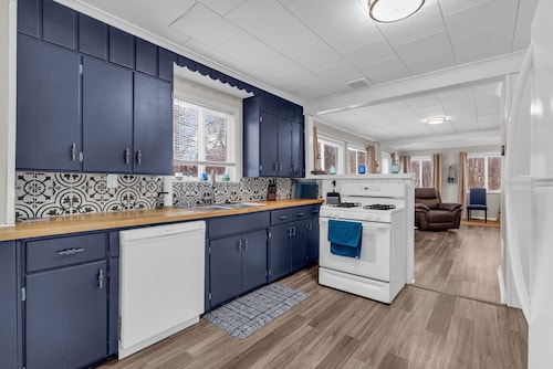 1954 Oar House - Cozy Beach Home w Beach Access!