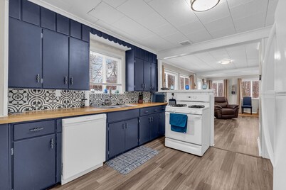 1954 Oar House - Cozy Beach Home w Beach Access!