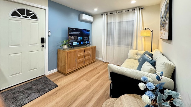 A living room with a TV, wooden cabinet, and a sofa. - Chic studio with AC / WiFi and Garden in marvelous West Covina (West Covina)
