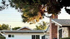 A two-story house with a stone facade, a garage, and a driveway. - Chic studio with AC / WiFi and Garden in marvelous West Covina (West Covina)