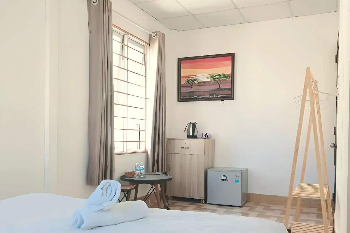 Habitación doble económica | Ropa de cama de alta calidad, cortinas blackout y wifi gratis